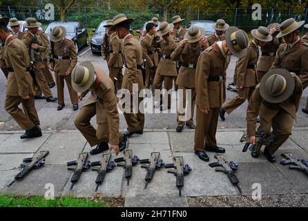 Les chasseurs stagiaires des Royal Gurkha se préparent à leur défilé Kassam Khane à la caserne Sir John Moore de Shorncliffe, Folkestone.Au cours de la parade 70 soldats Gurkha récemment recrutés touchera les couleurs régimentaires connues sous le nom de matraque de QueenÕs comme ils jurent le serment d'allégeance à leur régiment de Royal Gurkha Rifles 1er Bataillon.Date de la photo : vendredi 19 novembre 2021. Banque D'Images