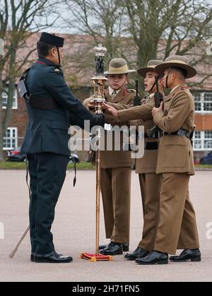 Trois chasseurs stagiaires des Royal Gurkha Rifles touchent les couleurs régimentaires connues sous le nom de matraque QueenÕs lors de la parade Kassam Khane à la caserne Sir John Moore à Shorncliffe, Folkestone, comme 70 soldats Gurkha récemment recrutés jurent le serment d'allégeance à leur régiment Royal Gurkha Rifles.Date de la photo : vendredi 19 novembre 2021. Banque D'Images