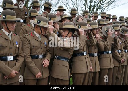 Les chasseurs stagiaires des Royal Gurkha se préparent à leur défilé Kassam Khane à la caserne Sir John Moore de Shorncliffe, Folkestone.Au cours de la parade 70 soldats Gurkha récemment recrutés touchera les couleurs régimentaires connues sous le nom de matraque de QueenÕs comme ils jurent le serment d'allégeance à leur régiment de Royal Gurkha Rifles 1er Bataillon.Date de la photo : vendredi 19 novembre 2021. Banque D'Images