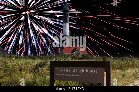 Feu de l'île avec feu d'artifice rouge blanc et bleu explosion en arrière-plan et le signe d'accueil de la route de terre. Banque D'Images