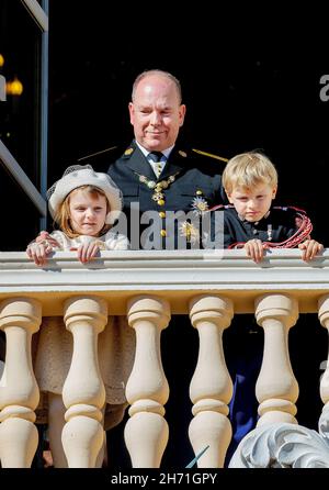 Monaco ville, Monaco.19 novembre 2021.Le Prince Albert II, le Prince Jacques et la princesse Gabriella de Monaco au Palais princier de Monaco-ville, le 19 novembre 2021, à l'occasion de la célébration de la Journée nationale Monacos crédit: Albert Nieboer/pays-Bas OUT/point de vue OUT/dpa/Alay Live News Banque D'Images