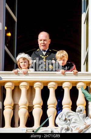 Monaco ville, Monaco.19 novembre 2021.Le Prince Albert II, le Prince Jacques et la princesse Gabriella de Monaco au Palais princier de Monaco-ville, le 19 novembre 2021, à l'occasion de la célébration de la Journée nationale Monacos crédit: Albert Nieboer/pays-Bas OUT/point de vue OUT/dpa/Alay Live News Banque D'Images