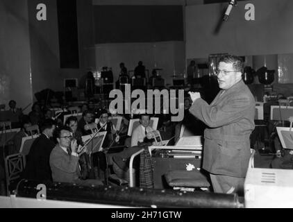 Compositeur de film BERNARD HERRMANN aux studios Shepperton à l'automne 1962 enregistrement / réalisation de sa partition avec l'Orchestre philharmonique royal pour JASON ET LES ARGONAUTS 1963 réalisateur DON CHAFFEY créateur d'effets visuels spéciaux RAY HARRYHAUSEN Charles H. Schneer Productions / Columbia Pictures Banque D'Images