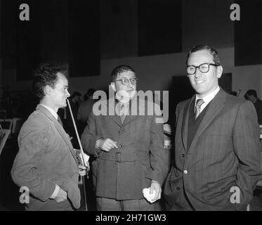 Violoniste principal de l'Orchestre philharmonique royal,Le compositeur de film BERNARD HERRMANN et le producteur CHARLES H. SCHNEER aux studios Shepperton en automne 1962 enregistrant sa partition avec l'Orchestre philharmonique royal pour JASON ET LE réalisateur ARGONAUTS 1963 DON CHAFFEY créateur d'effets visuels spéciaux RAY HARRYHAUSEN Charles H. Schneer Productions / Columbia Pictures Banque D'Images