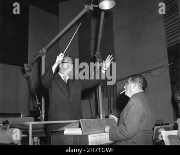 Producteur CHARLES H. SCHNEER (faire semblant de conduire)Et le compositeur de film BERNARD HERRMANN aux studios Shepperton à l'automne 1962 pendant la pause dans l'enregistrement de sa partition avec l'Orchestre philharmonique royal pour JASON ET LES ARGONAUTES 1963 réalisateur DON CHAFFEY créateur d'effets visuels spéciaux RAY HARRYHAUSEN Charles H. Schneer Productions / Columbia Pictures Banque D'Images