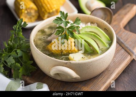 Traditionnel Ajiaco Colombiano - soupe colombienne aux pommes de terre, au poulet et à l'avocat Banque D'Images