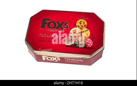 Norwich, Norfolk, Royaume-Uni – novembre 15 2021.Boîte ou boîte en métal de la sélection classique de biscuits Fox’s coupée sur un fond blanc Uni Banque D'Images