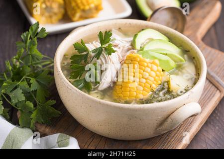 Traditionnel Ajiaco Colombiano - soupe colombienne aux pommes de terre, au poulet et à l'avocat Banque D'Images