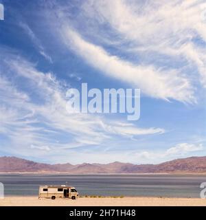 Parking pour véhicule de camping sur la plage à l'espace de loisirs national du lac Mead, Nevada, États-Unis.Cette région est un favori des plaisanciers, nageurs, baigneurs de soleil, Banque D'Images