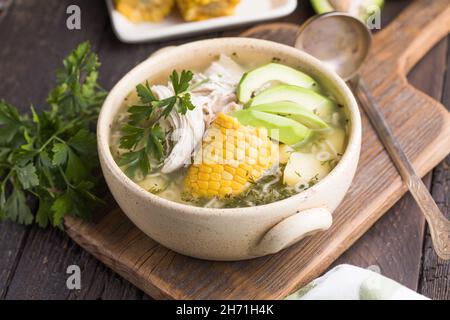 Traditionnel Ajiaco Colombiano - soupe colombienne aux pommes de terre, au poulet et à l'avocat Banque D'Images