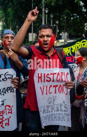 Rajpur Sonarpur, Bengale-Occidental, Inde.19 novembre 2021.Un étudiant crie des slogans alors qu'un groupe d'étudiants et de militants célèbre l'abrogation de trois lois agricoles à College Street, à Kolkata.Le Premier ministre Narendra Modi a annoncé aujourd'hui que les trois lois agricoles, adoptées en septembre 2020, sont abrogées par le gouvernement de l'Union.Credit: Sankhadeep Banerjee/ZUMA Wire/Alamy Live News Banque D'Images