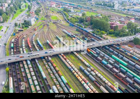 Triage de chemin de fer et pont routier au-dessus avec des voitures.Logistique d'importation et d'exportation.Paysage industriel.Vue aérienne de dessus sur les chemins de fer avec vario Banque D'Images