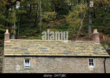 Toit en pierre et cottage en pierre - Aquaduct Cottage le long du canal Cromford dans la réserve naturelle de Derwentside, près du pont de Lea, Matlock, Peak Dist Banque D'Images