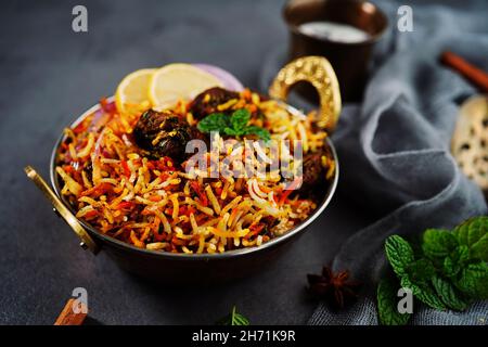 Biryani d'agneau de mouton fait maison servi avec de la raita au yaourt Banque D'Images