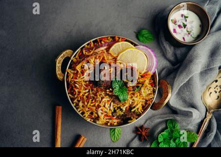 Biryani d'agneau de mouton fait maison servi avec de la raita au yaourt Banque D'Images