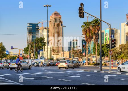 TEL AVIV, ISRAËL - 17 SEPTEMBRE 2017 : c'est un quartier de bâtiments modernes à bureaux en hauteur. Banque D'Images