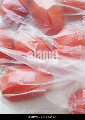 Gros plan de tomates rouges dans un sac de cellophane. Banque D'Images