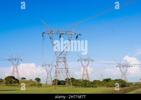 Lignes électriques sortant d'un barrage d'Itaipu, État de Parana, Brésil Banque D'Images