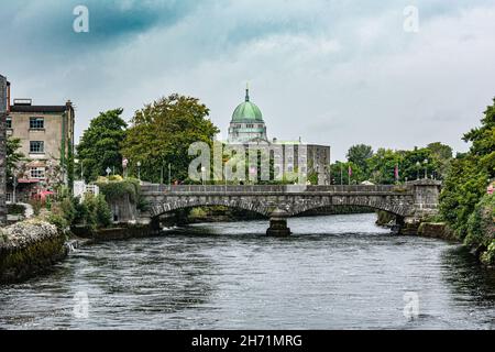 Vue sur le pont au-dessus de la rivière Corrib avec la cathédrale en arrière-plan, Galway, Irlande, Europe Banque D'Images