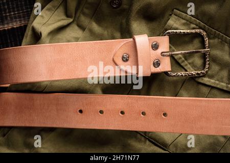 Ceinture en cuir marron clair fabriquée à la main Banque D'Images