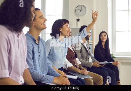 Un groupe de jeunes travailleurs de bureau heureux suivent une formation professionnelle Banque D'Images