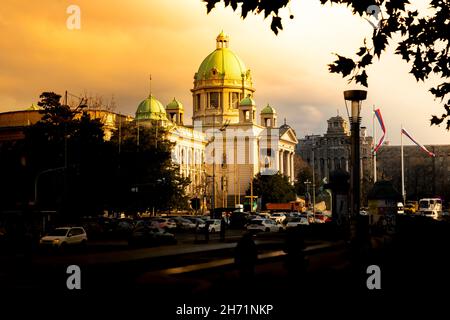 BELGRADE, Serbie - 15 novembre 2021 - Assemblée nationale de Serbie avec un ciel de clorful étonnant à Belgrade, Serbie Banque D'Images