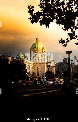 BELGRADE, Serbie - 15 novembre 2021 - Assemblée nationale de Serbie avec un ciel de clorful étonnant à Belgrade, Serbie Banque D'Images