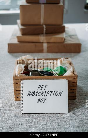 Boîte de souscription pour chiens et chats.Abonnement à la boîte pour animaux avec friandises biologiques, jouet amusant, bâtonnets Bully, produits à mâcher naturels, produits de soin pour la peau ou bien-être Banque D'Images