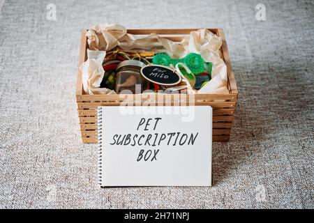 Boîte de souscription pour chiens et chats.Abonnement à la boîte pour animaux avec friandises biologiques, jouet amusant, bâtonnets Bully, produits à mâcher naturels, produits de soin pour la peau ou bien-être Banque D'Images