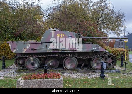 Manhay, Belgique - 2 novembre 2021 : ce char Panther allemand (Panzer V G-type ou ausf G) est en face du musée de la guerre de Manhay.Province de Liège.Séle Banque D'Images