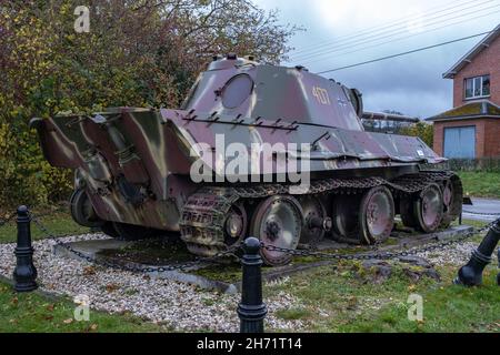 Manhay, Belgique - 2 novembre 2021 : ce char Panther allemand (Panzer V G-type ou ausf G) est en face du musée de la guerre de Manhay.Province de Liège.Séle Banque D'Images