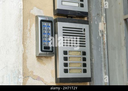 Sonnettes anciennes avec plaques d'identité vierges.Un interphone extérieur à l'extérieur d'un bâtiment résidentiel avec des cartes de visite vides. Banque D'Images