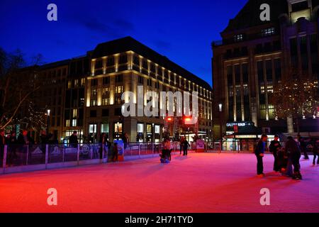 Patinoire au marché de Noël dans le centre-ville de Düsseldorf/Allemagne.Hotel Breidenbacher Hof et Kaufhof grand magasin en arrière-plan. Banque D'Images