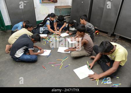 Éducation en classe, soutien de counseling et techniques de premiers soins offerts aux enfants de la rue.Kolkata, Inde. Banque D'Images