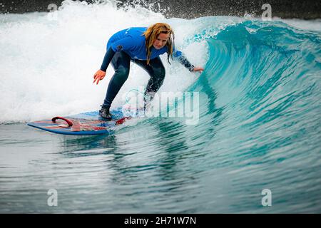 Charlotte Banfield, 23 ans, qui a une paralysie cérébrale, qui affecte l'utilisation de son bras et de ses jambes gauches, saisit une vague sur une planche de surf adaptée, comme elle prend part à la session finale d'entraînement de surf adaptatif Team English, à la vague, Bristol,Alors que l'équipe se prépare à se rendre aux Championnats du monde de surf ISA Para 2021 à Pismo Beach, en Californie.La compétition voit les meilleurs para-surfeurs du monde se réunir pendant une semaine pour participer et présenter le sport à un public mondial.Date de la photo : vendredi 19 novembre 2021. Banque D'Images