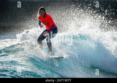 Melissa Reid, 32 ans, médaillée britannique paralympique et championne du monde du surf à vue partielle, de Cornwall, participe à la dernière séance d'entraînement au surf adaptatif Team English, à The Wave, Bristol, alors que l'équipe se prépare à la tête des Championnats du monde du surf ISA Para 2021 à Pismo Beach, en Californie.La compétition voit les meilleurs para-surfeurs du monde se réunir pendant une semaine pour participer et présenter le sport à un public mondial.Date de la photo : vendredi 19 novembre 2021. Banque D'Images