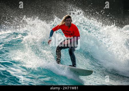 Melissa Reid, 32 ans, médaillée britannique paralympique et championne du monde du surf à vue partielle, de Cornwall, participe à la dernière séance d'entraînement au surf adaptatif Team English, à The Wave, Bristol, alors que l'équipe se prépare à la tête des Championnats du monde du surf ISA Para 2021 à Pismo Beach, en Californie.La compétition voit les meilleurs para-surfeurs du monde se réunir pendant une semaine pour participer et présenter le sport à un public mondial.Date de la photo : vendredi 19 novembre 2021. Banque D'Images