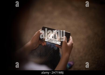 Bucarest, ROUMANIE - 10 mai 2021 : image éditoriale illustrative d'un enfant jouant à Battlefields sur un téléphone portable. Banque D'Images