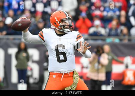 14 novembre 2021 : le quarterback des Cleveland Browns Baker Mayfield (6) passe le ballon pendant le match de football de la NFL entre les Cleveland Browns et les New England Patriots au stade Gillette, à Foxborough, Massachusetts.Les Patriots battez les Browns 45-7.Eric Canha/CSM Banque D'Images