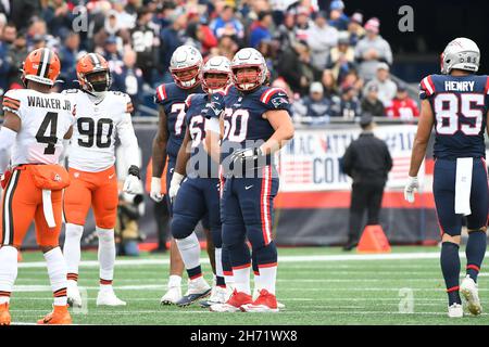 14 novembre 2021 : les New England Patriots centrent David Andrews (60) sur le terrain pendant le match de football de la NFL entre les Cleveland Browns et les New England Patriots au stade Gillette, à Foxborough, Massachusetts.Les Patriots battez les Browns 45-7.Eric Canha/CSM Banque D'Images