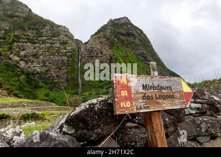 Un panneau de distance en bois pour Miradouro das Lagoas sur le chemin de la cascade Cascata do Poco do Bacalhau, Faja Grande, Flores, Açores Banque D'Images