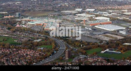 Vue aérienne du Trafford Centre (centre commercial) vue vers le nord, en traversant la sortie 9 (et la sortie 10) de l'autoroute M60, Manchester Banque D'Images