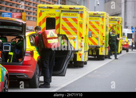 Londres, Royaume-Uni 19 nov 2021 Un flux régulier de patients arrivant à l'hôpital Royal London à Whitechapel.Le NHS subit de fortes pressions, les cas de Covid augmentant et un arriéré de plus de 5.7 millions de patients rien qu'en Angleterre.Les hôpitaux sont plus complets qu'à tout moment depuis novembre 2020.Avec l'arrivée de l'hiver et la probabilité d'un plus grand nombre de cas de grippe, le NHS est au point de rupture.Seulement 3 patients sur 5 en A et E sont vus en 4 heures et le GPS a vu plus de personnes en 2021 par rapport aux 2 dernières années.La semaine se terminant le 16 novembre a vu une augmentation de 14.6% des cas Covid positifs par rapport à la précédente Banque D'Images