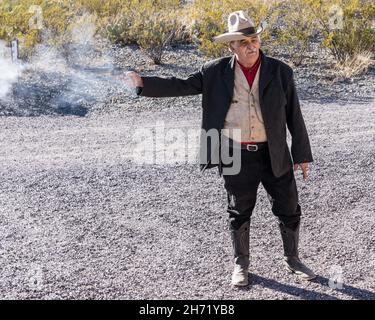 Le guide des cow-boys tire son vieux six-shooter en poudre noire dans la vieille ville fantôme de Shakespeare, Nouveau-Mexique.Le pistolet était chargé de poudre uniquement et non Banque D'Images