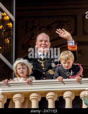 Monaco ville, Monaco.19 novembre 2021.Le Prince Albert II, le Prince Jacques et la princesse Gabriella de Monaco au Palais princier de Monaco-ville, le 19 novembre 2021, à l'occasion de la célébration de la Journée nationale Monacos crédit: Albert Nieboer/pays-Bas OUT/point de vue OUT/dpa/Alay Live News Banque D'Images