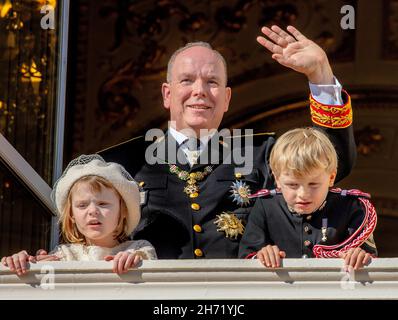 Monaco ville, Monaco.19 novembre 2021.Le Prince Albert II, le Prince Jacques et la princesse Gabriella de Monaco au Palais princier de Monaco-ville, le 19 novembre 2021, à l'occasion de la célébration de la Journée nationale Monacos crédit: Albert Nieboer/pays-Bas OUT/point de vue OUT/dpa/Alay Live News Banque D'Images