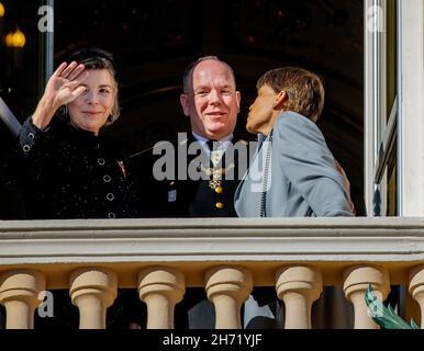 Monaco ville, Monaco.19 novembre 2021.Le Prince Albert II de Monaco, la princesse Caroline de Hanovre et la princesse Stephanie au Palais princier de Monaco-ville, le 19 novembre 2021, à l'occasion de la célébration de la Journée nationale Monacos crédit: Albert Nieboer/pays-Bas OUT/point de vue OUT/dpa/Alay Live News Banque D'Images