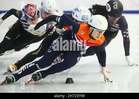 DEBRECEN, HONGRIE - NOVEMBRE 19: Selma Poutsma des pays-Bas en compétition lors de la coupe du monde de patinage de vitesse sur piste courte de l'UIP au Fonix Arena le 19 novembre 2021 à Debrecen, Hongrie (photo d'Istvan Derencsenyi/Orange Pictures) House of Sports Banque D'Images