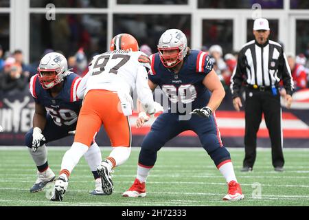 14 novembre 2021: Centre des Patriots de la Nouvelle-Angleterre David Andrews (60) a aligné sur l'attaque défensive des Cleveland Browns Malik Jackson (97) pendant le match de football de la NFL entre les Cleveland Browns et les New England Patriots au stade Gillette, à Foxborough, Massachusetts.Les Patriots battez les Browns 45-7.Eric Canha/CSM Banque D'Images