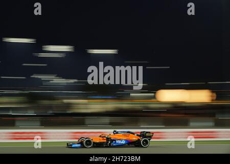 Losail, Qatar.19 novembre 2021.Motorsport: Formule 1, avant le Grand Prix du Qatar: Le pilote britannique Lando Norris de l'équipe McLaren dirige sa voiture lors de la deuxième séance d'entraînement sur la piste.Credit: Hasan Bratic/dpa/Alay Live News Banque D'Images